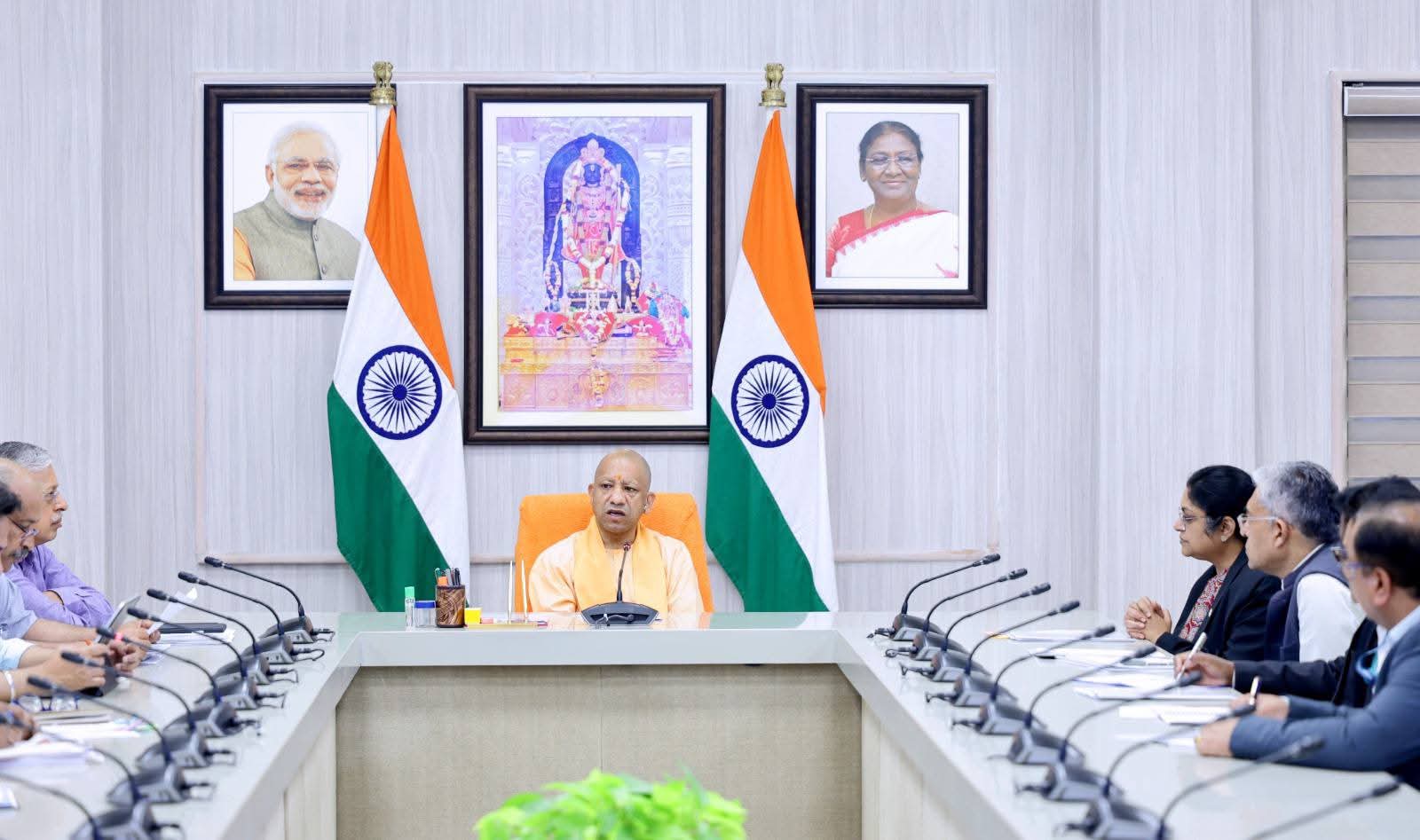 एलपीजी आपूर्ति की स्थिति की मुख्यमंत्री ने की समीक्षा, कालाबाजारी पर सख्त कार्रवाई के निर्देश प्रदेश में रसोई गैस (एलपीजी) की मांग और आपूर्ति की स्थिति को लेकर मुख्यमंत्री योगी आदित्यनाथ ने गुरुवार को लखनऊ में उच्चस्तरीय बैठक की। बैठक में शासन के वरिष्ठ अधिकारियों और तेल कंपनियों के प्रतिनिधियों के साथ एलपीजी की उपलब्धता, वितरण व्यवस्था और उपभोक्ताओं तक समय पर आपूर्ति सुनिश्चित करने पर विस्तृत चर्चा की गई। बैठक के दौरान मुख्यमंत्री ने स्पष्ट कहा कि प्रदेश में पेट्रोल और डीजल की आपूर्ति पूरी तरह सामान्य है और आम जनता को किसी भी प्रकार की अफवाहों पर ध्यान देने की आवश्यकता नहीं है। उन्होंने अधिकारियों को निर्देश देते हुए कहा कि जिन उपभोक्ताओं ने एलपीजी सिलेंडर की बुकिंग कराई है, उन्हें निर्धारित समय सीमा के भीतर गैस की आपूर्ति हर हाल में सुनिश्चित की जाए। मुख्यमंत्री ने कालाबाजारी और जमाखोरी पर कड़ी चेतावनी देते हुए कहा कि प्रदेश में किसी भी स्तर पर कृत्रिम कमी पैदा करने की कोशिश बर्दाश्त नहीं की जाएगी। यदि कोई वितरक एजेंसी या निजी व्यक्ति एलपीजी की कालाबाजारी या जमाखोरी करते हुए पाया जाता है, तो उसके खिलाफ तत्काल एफआईआर दर्ज कर कठोर कार्रवाई की जाएगी। उन्होंने यह भी निर्देश दिए कि आवश्यकता पड़ने पर एलपीजी वितरक केंद्रों पर पुलिसकर्मियों की तैनाती की जाए, ताकि वितरण व्यवस्था सुचारु रूप से संचालित हो सके और उपभोक्ताओं को किसी प्रकार की परेशानी न हो। इसके अलावा मुख्यमंत्री ने खाद्य एवं रसद विभाग को प्रदेश स्तर पर कंट्रोल रूम स्थापित करने के निर्देश दिए, जिससे प्रत्येक जिले में एलपीजी की मांग और आपूर्ति की स्थिति की लगातार निगरानी की जा सके। उन्होंने कहा कि जिलाधिकारी, पुलिस अधीक्षक, जिला पूर्ति अधिकारी और तेल कंपनियों के स्थानीय प्रतिनिधि आपसी समन्वय के साथ काम करते हुए प्रदेश में गैस की निर्बाध आपूर्ति सुनिश्चित करें। मुख्यमंत्री ने भरोसा दिलाया कि सरकार प्रदेशवासियों को आवश्यक संसाधनों की उपलब्धता सुनिश्चित करने के लिए पूरी तरह प्रतिबद्ध है और किसी भी प्रकार की अनियमितता पर सख्त कार्रवाई की जाएगी।