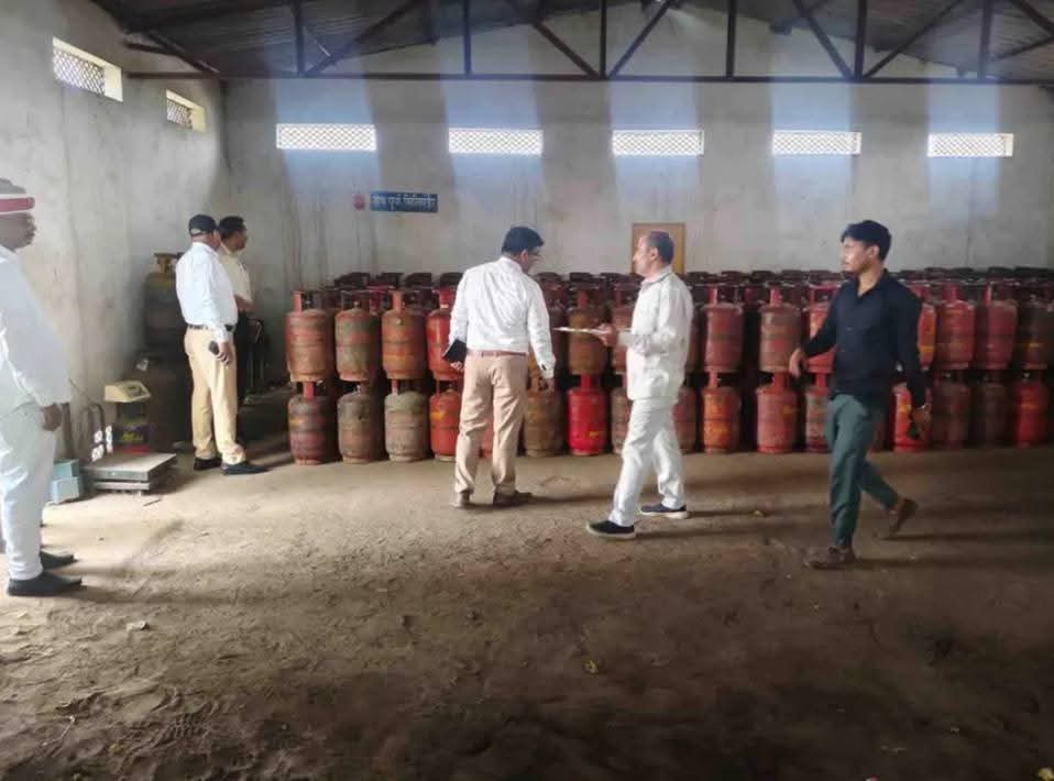 चिउटहा में प्रशासन की छापेमारी