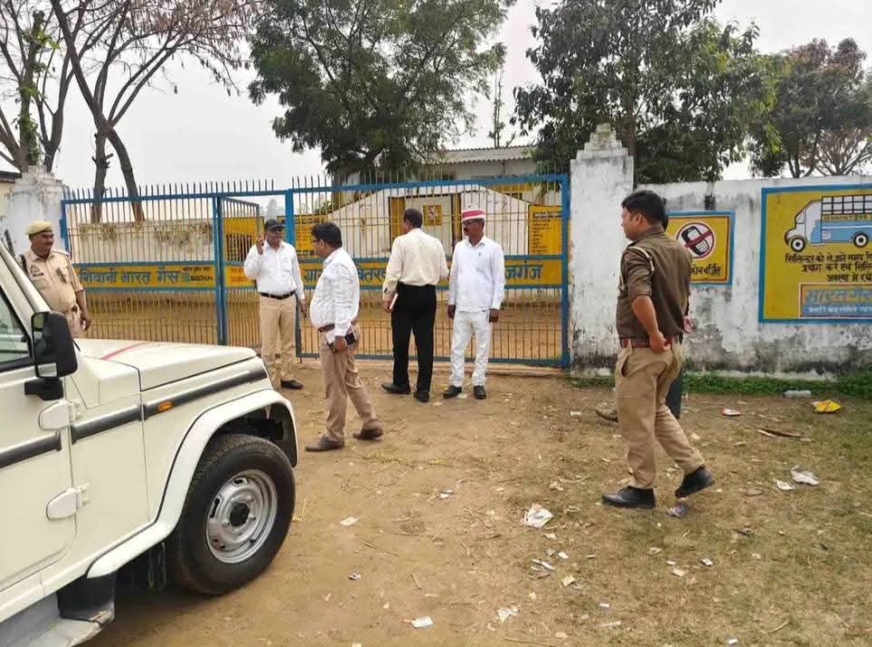 चिउटहा में प्रशासन की छापेमारी