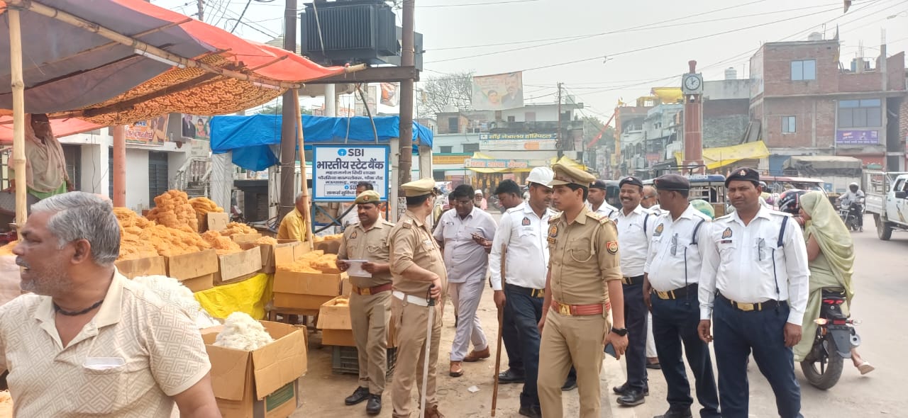 महराजगंज, 12 मार्च 2026 बृहस्पतिवार कोउत्तर प्रदेश पुलिस भर्ती एवं प्रोन्नति बोर्ड द्वारा आयोजित होने वाली उत्तर प्रदेश पुलिस उप निरीक्षक भर्ती परीक्षा 2026 को सकुशल और शांतिपूर्ण ढंग से सम्पन्न कराने के उद्देश्य से जनपद में सुरक्षा और यातायात व्यवस्था को दुरुस्त करने के लिए पुलिस प्रशासन द्वारा विशेष अभियान चलाया जा रहा है।
इसी क्रम में गुरुवार को नगर क्षेत्र में सक्सेना चौराहा से मऊपाकड़ के आगे स्थित दुर्गा मंदिर तक यातायात पुलिस, नगर पालिका परिषद और नगर चौकी की संयुक्त टीम ने अतिक्रमण हटाओ अभियान चलाया। अभियान के दौरान सड़क के दोनों ओर लगे अस्थायी अतिक्रमण जैसे ठेले, खोमचे और दुकानों को हटवाया गया, जिससे मार्ग को सुगम और यातायात के लिए सुरक्षित बनाया जा सके।
अभियान के दौरान अतिक्रमण करने वाले लोगों के खिलाफ धारा 34 के अंतर्गत चालान की कार्रवाई भी की गई। इसके साथ ही सड़क पर नियम विरुद्ध और अवैध रूप से खड़े वाहनों के खिलाफ भी चालान काटे गए तथा वाहन चालकों को यातायात नियमों का पालन करने के लिए जागरूक किया गया।
इस दौरान पुलिस और नगर पालिका की टीम ने दुकानदारों व ठेला संचालकों को सख्त निर्देश दिए कि भविष्य में सड़क या सार्वजनिक मार्ग पर किसी भी प्रकार का अतिक्रमण न करें। चेतावनी दी गई कि दोबारा अतिक्रमण पाए जाने पर संबंधित के खिलाफ नियमानुसार कड़ी कार्रवाई की जाएगी।
पुलिस अधिकारियों ने बताया कि जनहित में यातायात व्यवस्था को सुचारु बनाए रखने के लिए ऐसे अभियान आगे भी लगातार चलाए जाते रहेंगे।
