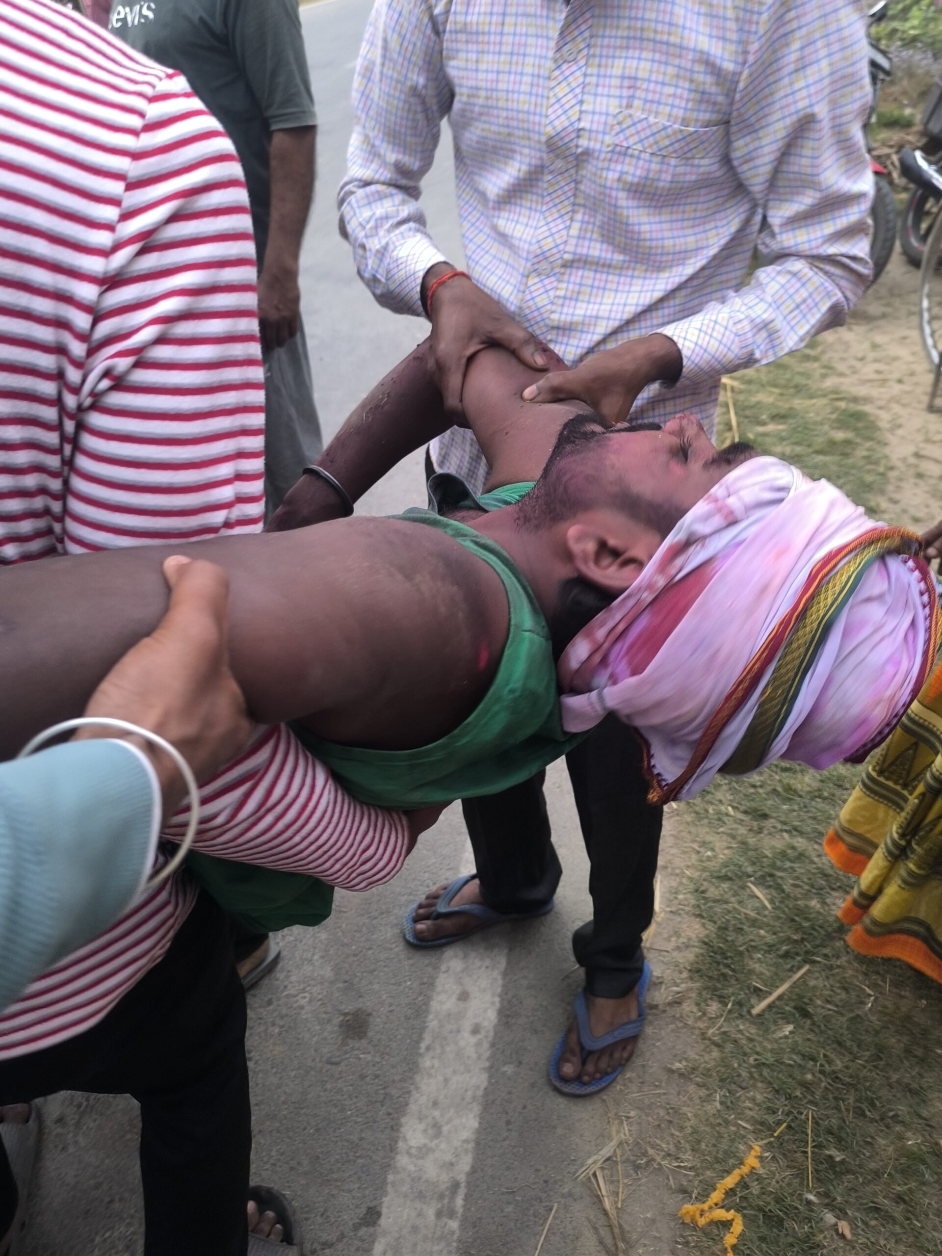 рд╕рд┐рд╕рд╡рд╛-рдирд┐рдЪрд▓реМрд▓ рдорд╛рд░реНрдЧ рдкрд░ рднреАрд╖рдг рд╕рдбрд╝рдХ рд╣рд╛рджрд╕рд╛, рдмрд╛рдЗрдХ рдФрд░ рд╕рд╛рдЗрдХрд┐рд▓ рдХреА рдЯрдХреНрдХрд░ рдореЗрдВ рджреЛрдиреЛ рдпреБрд╡рдХ рдЧрдВрднреАрд░