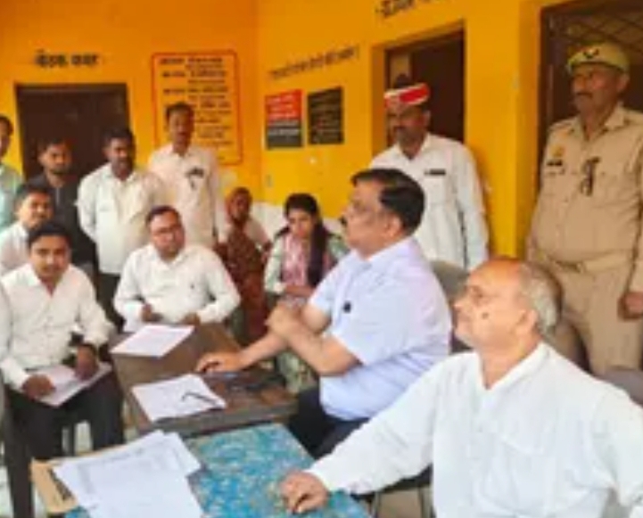 महराजगंज: पंचायत भवन में प्रशासनिक कैंप, ग्रामीणों को मौके पर मिली सरकारी सेवाएं