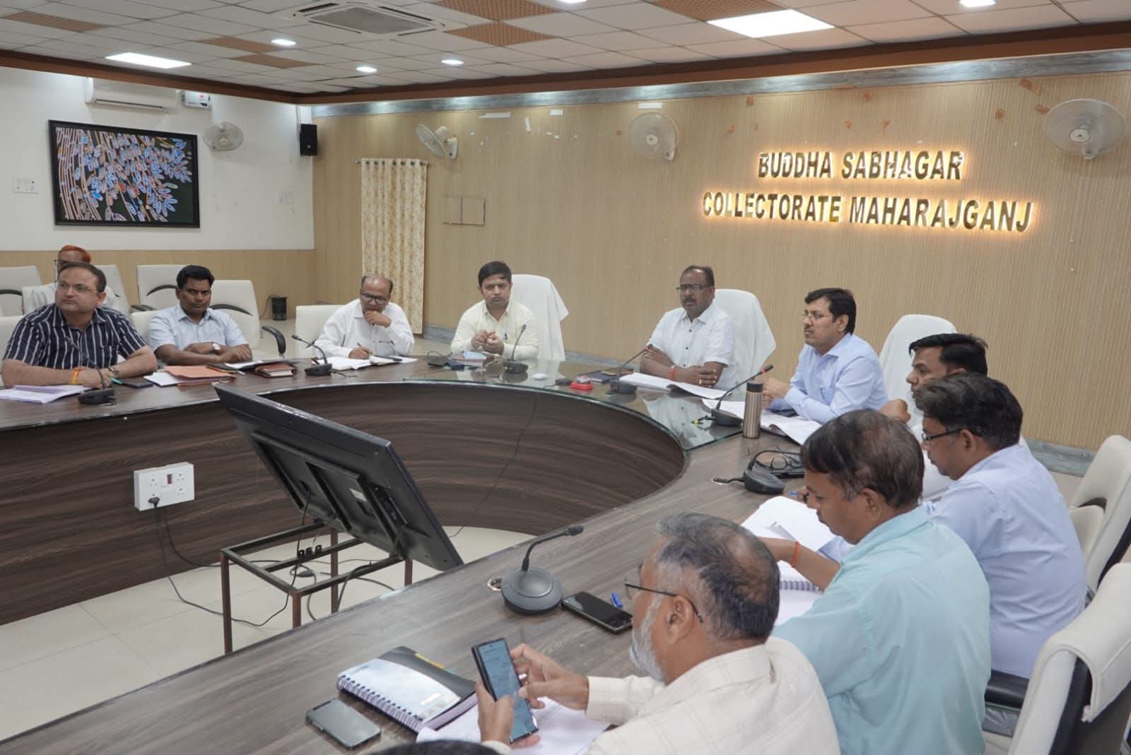 डीएम संतोष कुमार शर्मा ने विकास कार्यों और राजस्व प्रगति की समीक्षा की, अधिकारियों को दिए सख्त निर्देश