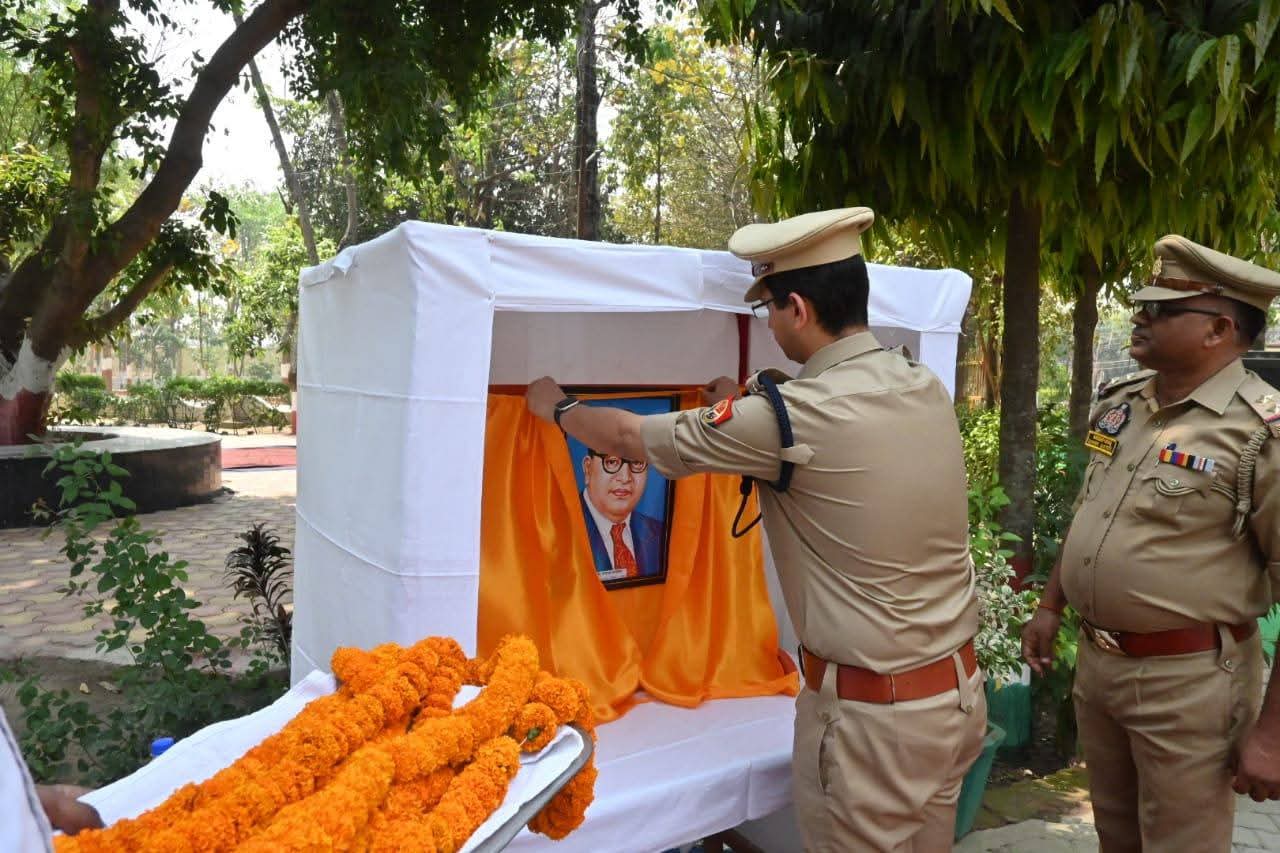 अंबेडकर जयंती पर पुलिस लाइन में श्रद्धांजलि कार्यक्रम, एसपी ने किया माल्यार्पण