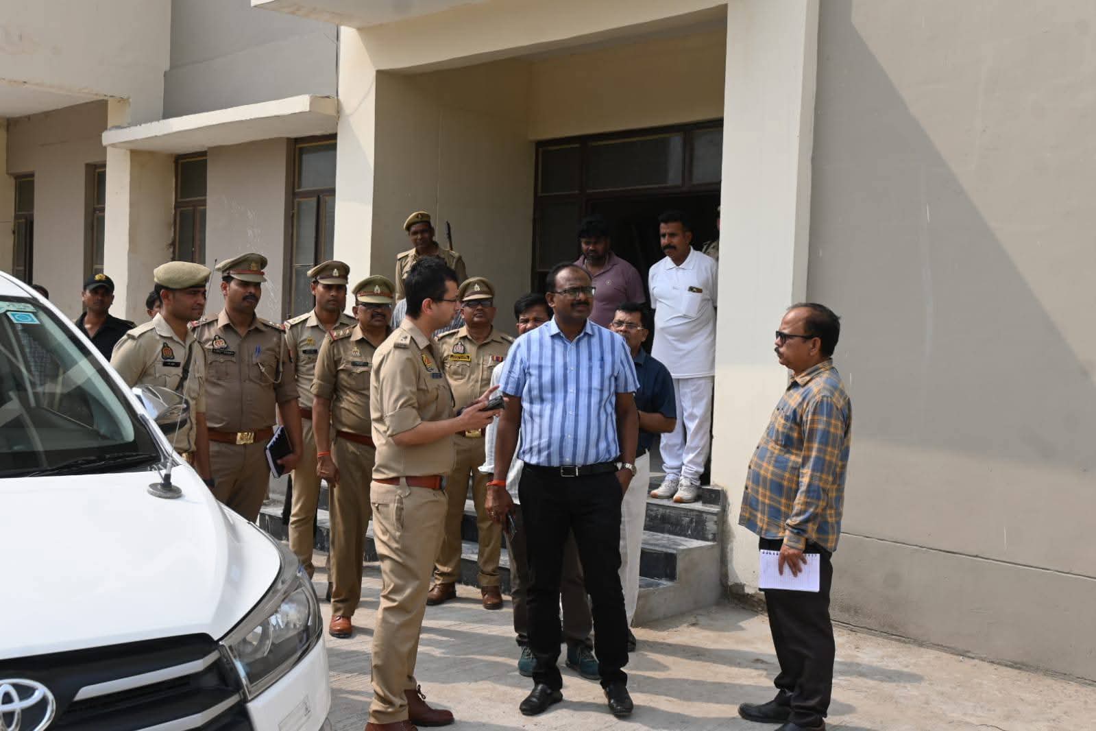 महराजगंज: डीएम-एसपी ने पुलिस लाइन में RTC G8 बिल्डिंग का किया निरीक्षण, सुरक्षा व्यवस्था पर दिया जोर