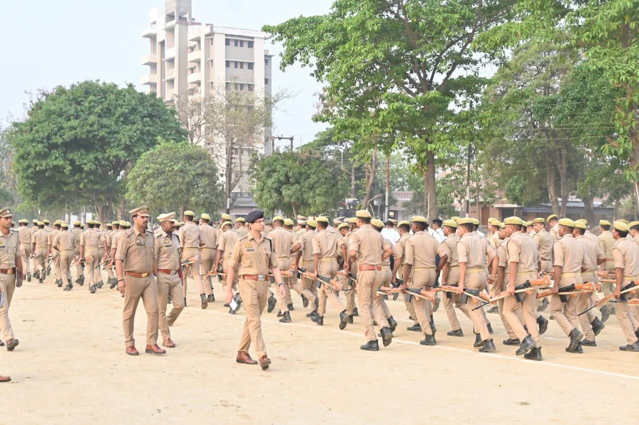 🔴 महराजगंज: एसपी ने ली शुक्रवार परेड की सलामी, पुलिस लाइन का किया सघन निरीक्षण