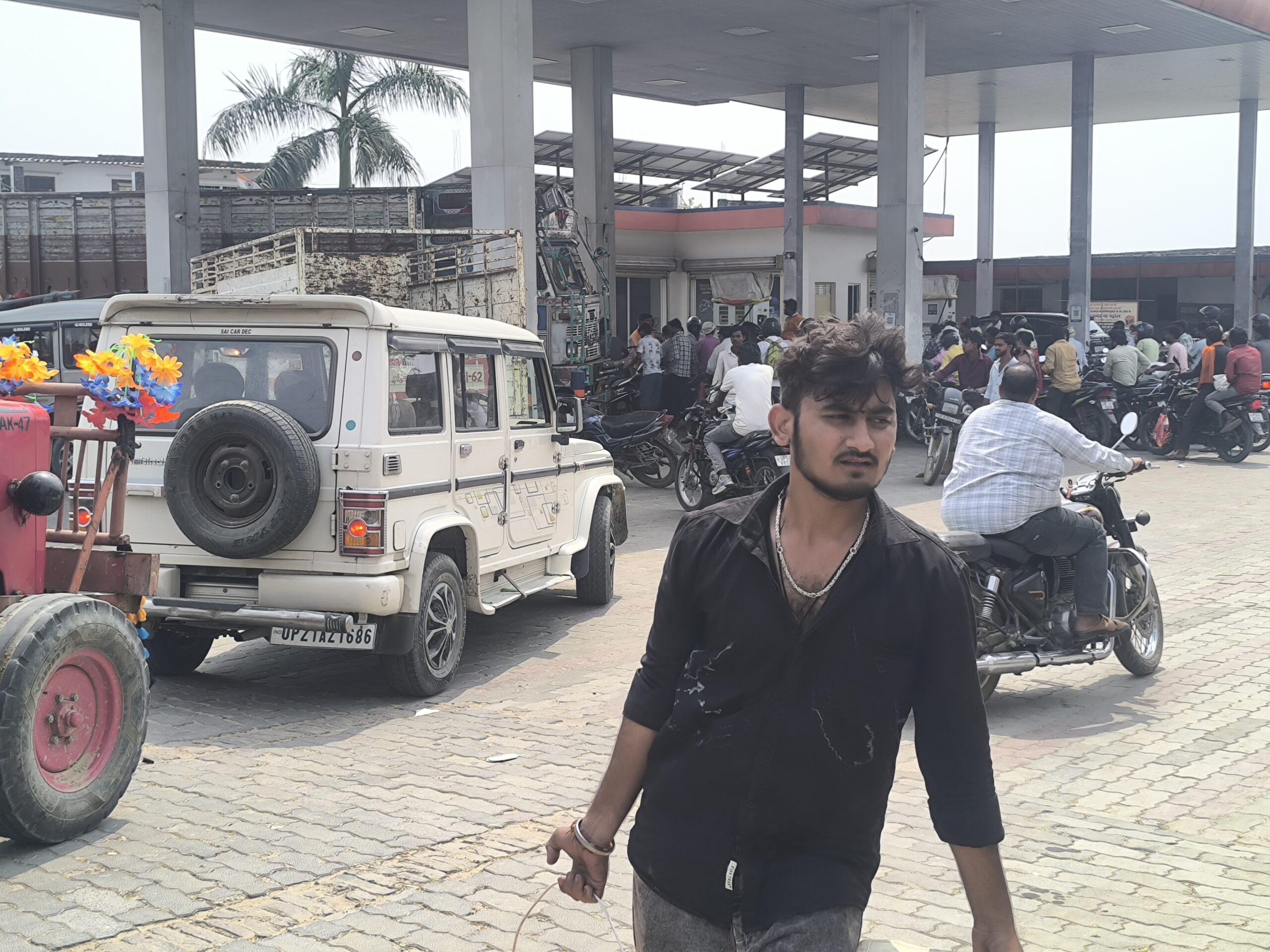 नियमित सप्लाई न होने के कारण पेट्रोल-डीजल संकट: महराजगंज में लंबी कतारों से लोग परेशान