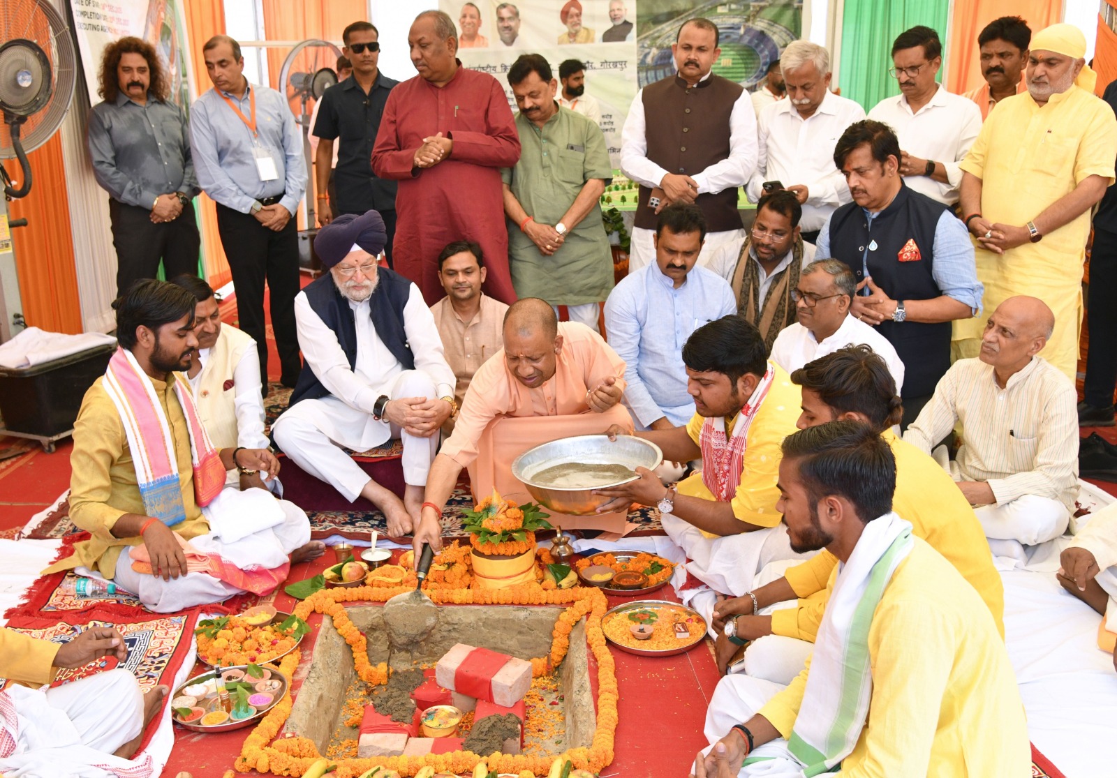 मुख्यमंत्री योगी आदित्यनाथ ने किया भूमि पूजन व शिलान्यास