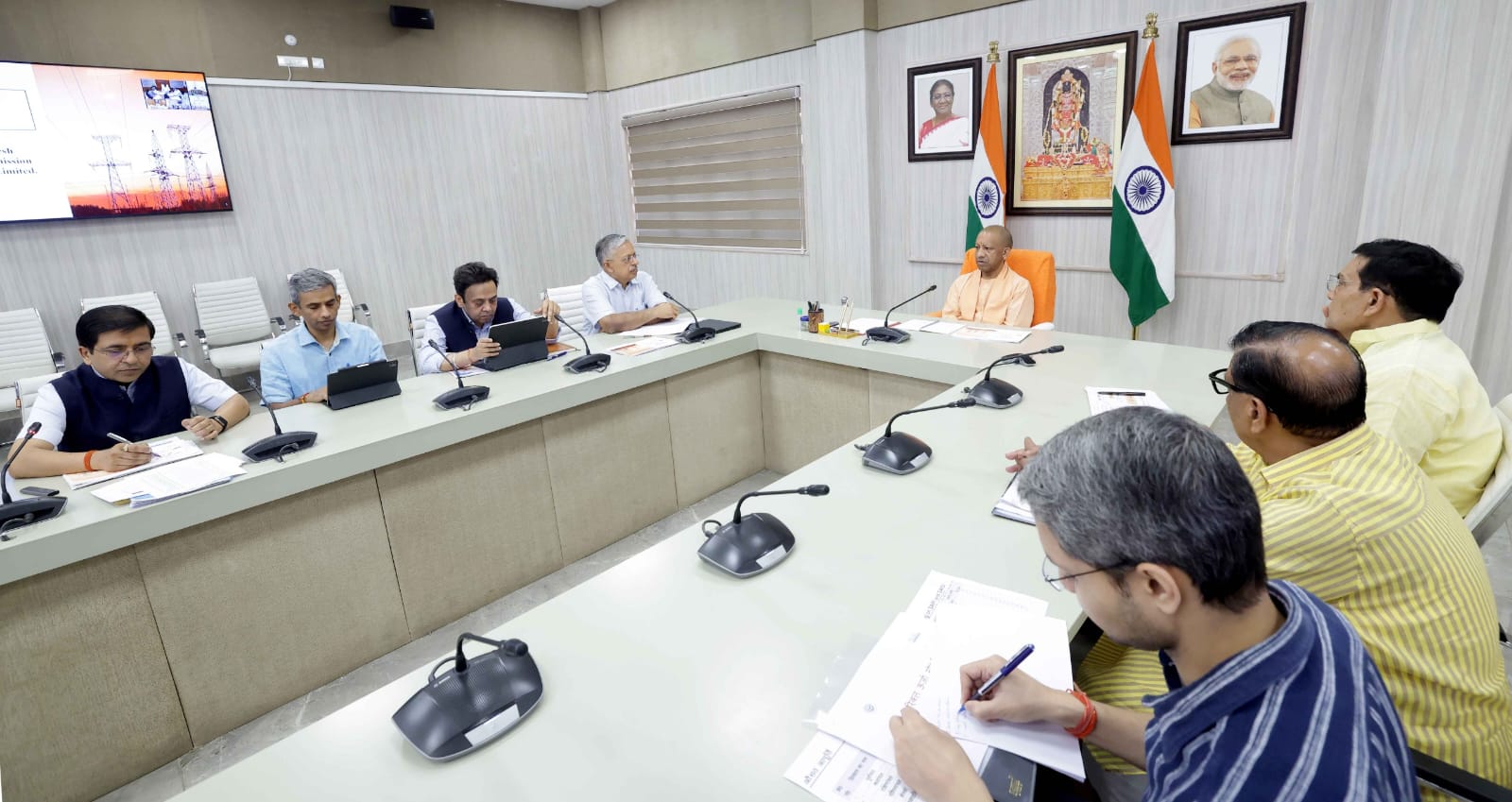 मुख्यमंत्री योगी आदित्यनाथ ने विद्युत आपूर्ति व्यवस्था की समीक्षा की।