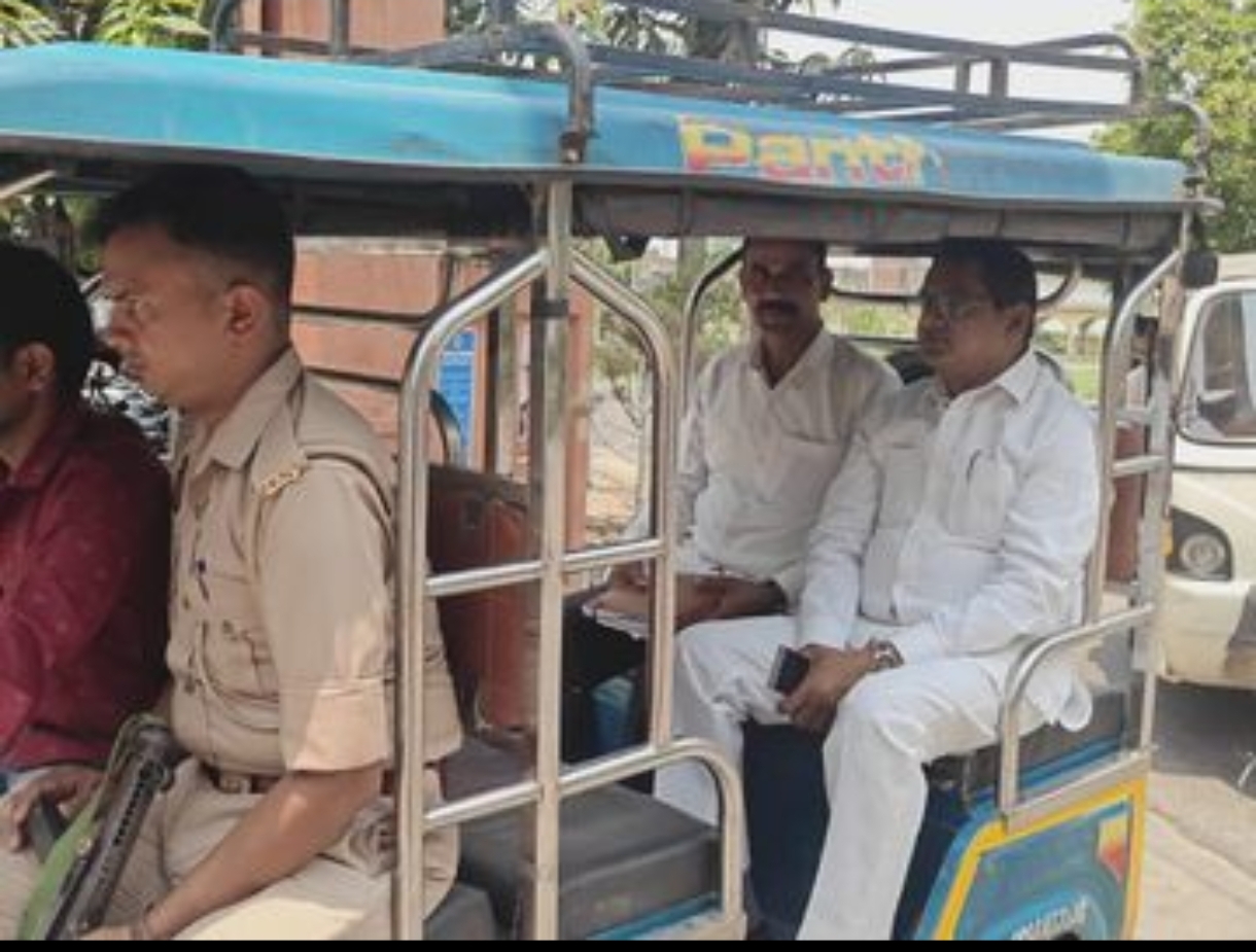 ऊर्जा संरक्षण का संदेश देने ई-रिक्शा से जिला मुख्यालय पहुंचे विधायक जय मंगल कन्नौजिया