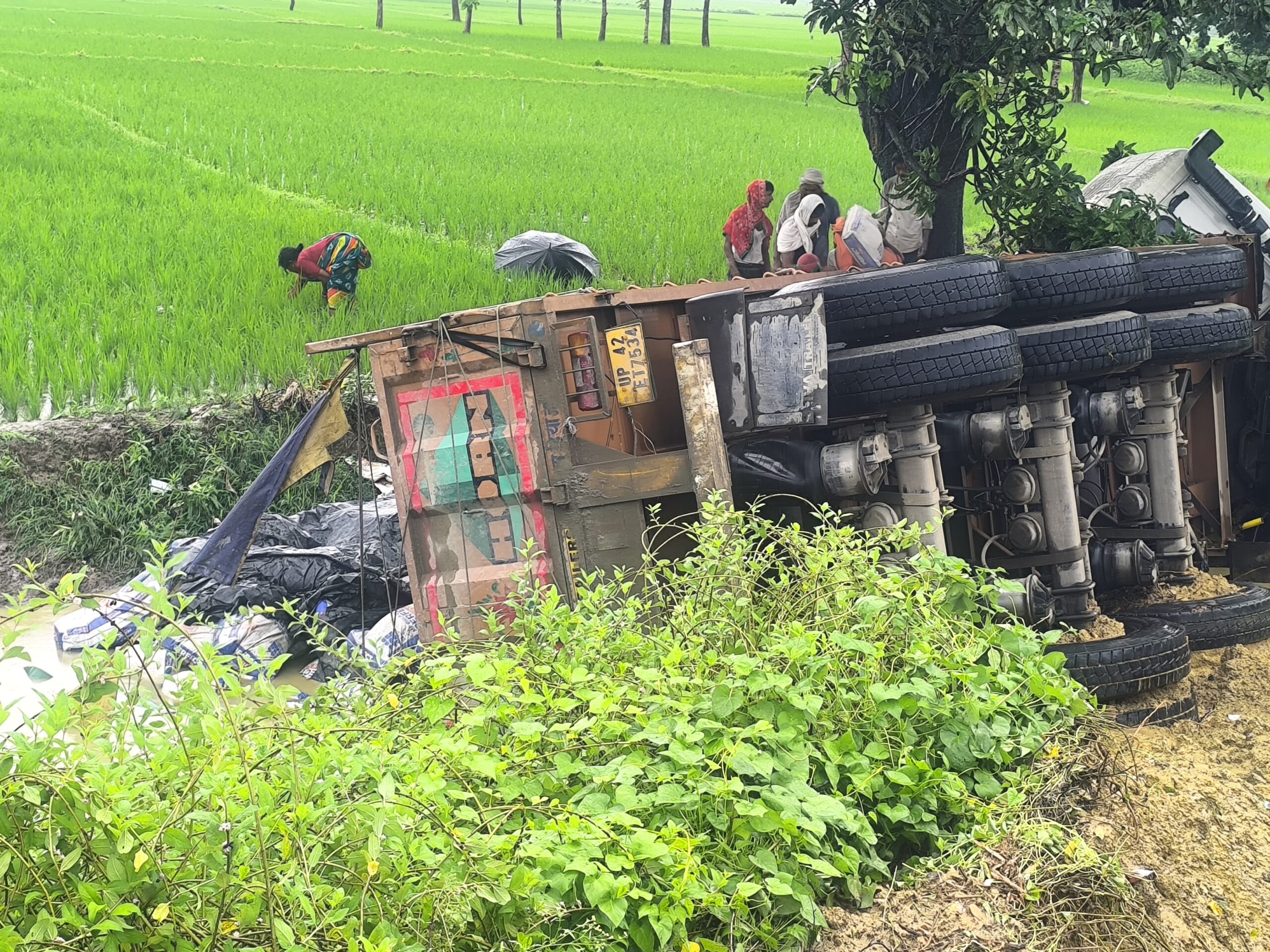 गड्ढे में पलटा सीमेंट लदा टेलर, बड़ा हादसा टला