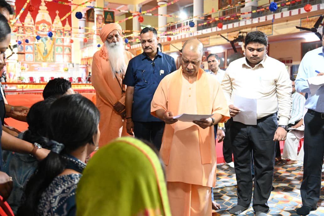 मुख्यमंत्री योगी ने सुनीं फरियादें
